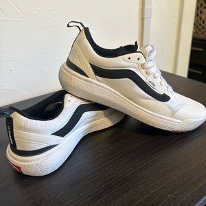 White/Black Vans UltraRange Exo
